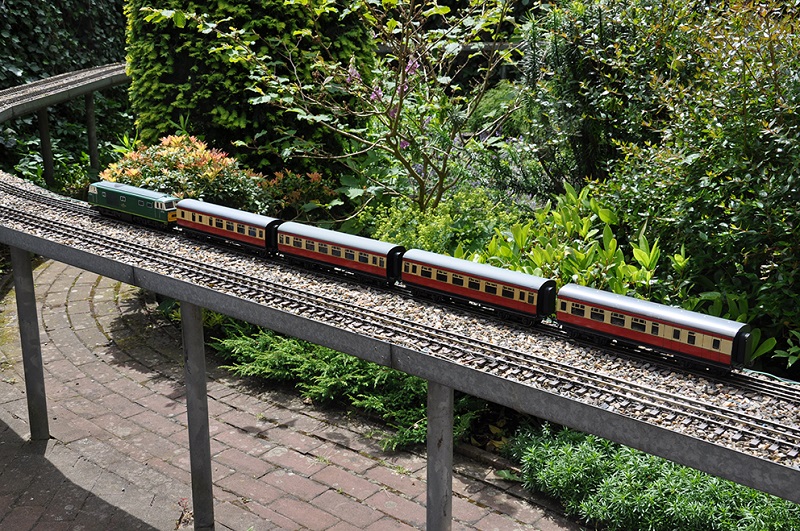 Tri-ang Hymek Diesel with Basset-Lowke coaches