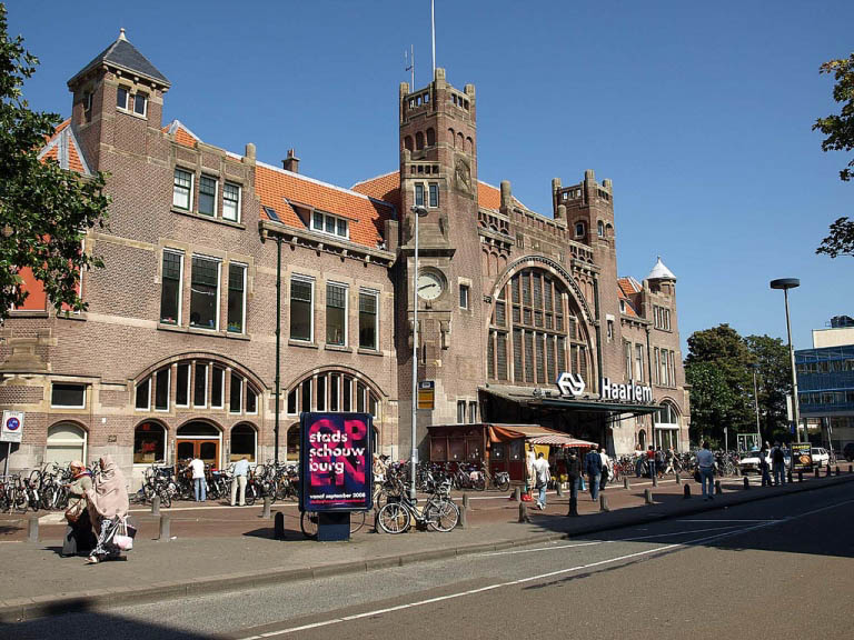 Haarlem station building